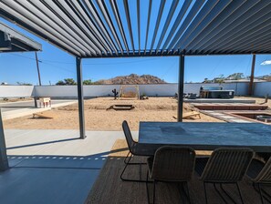 Outdoor dining - Vista del Valle 🌵 Pickleball + Pitch&Putt + Hot Tub + Pool (Joshua Tree)