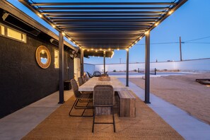 Outdoor dining - Vista del Valle 🌵 Pickleball + Pitch&Putt + Hot Tub + Pool (Joshua Tree)