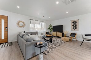 Smart TV, Netflix, Hulu, streaming services