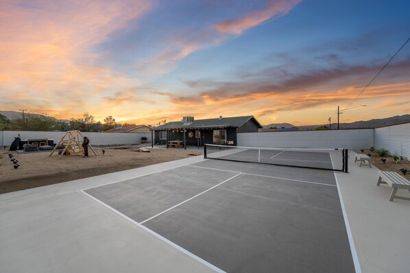 Sports court - Vista del Valle 🌵 Pickleball + Pitch&Putt + Hot Tub + Pool (Joshua Tree)