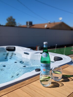 Outdoor spa tub - Vista del Valle 🌵 Pickleball + Pitch&Putt + Hot Tub + Pool (Joshua Tree)