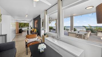 Televisio, pöytätennispöytä, stereot