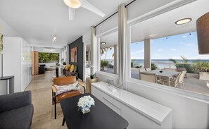 Televisión, mesa de ping pong, estéreo