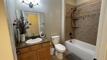 浴缸、風筒、提供毛巾、廁紙