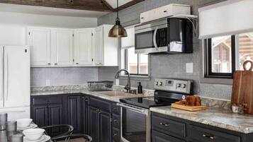 Een koelkast, een magnetron, een oven, een kookplaat