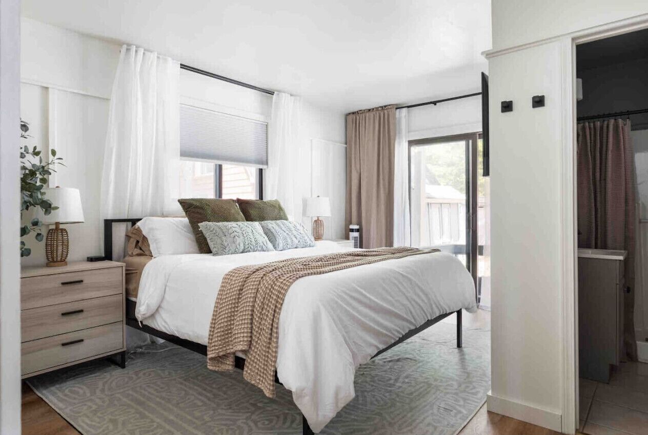 3 chambres, bureau, fer et planche à repasser, lit parapluie