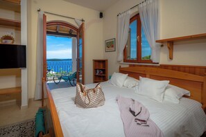 8 bedrooms, in-room safe, desk, iron/ironing board