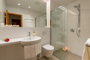 Dusche, Haartrockner, Handtücher, Seife