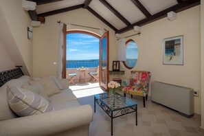 Smart TV, DVD player, stereo