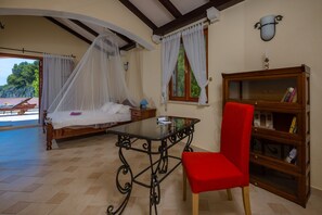 7 Schlafzimmer, Zimmersafe, Schreibtisch, Bügeleisen/Bügelbrett