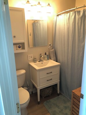 Ducha y bañera combinadas, toallas, jabón y papel higiénico