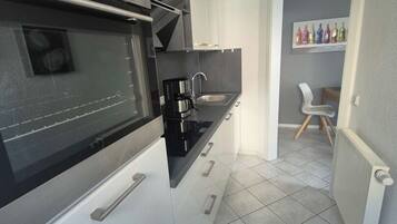 Een koffiezetapparaat/waterkoker, een oven, een kookplaat