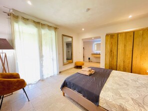 5 bedrooms, in-room safe, travel cot, free WiFi