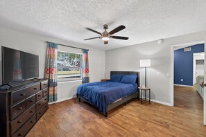 4 bedrooms, desk, iron/ironing board, free WiFi