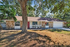 Exterior - Private Pool Oasis • Pet-Friendly Retreat (Valrico)