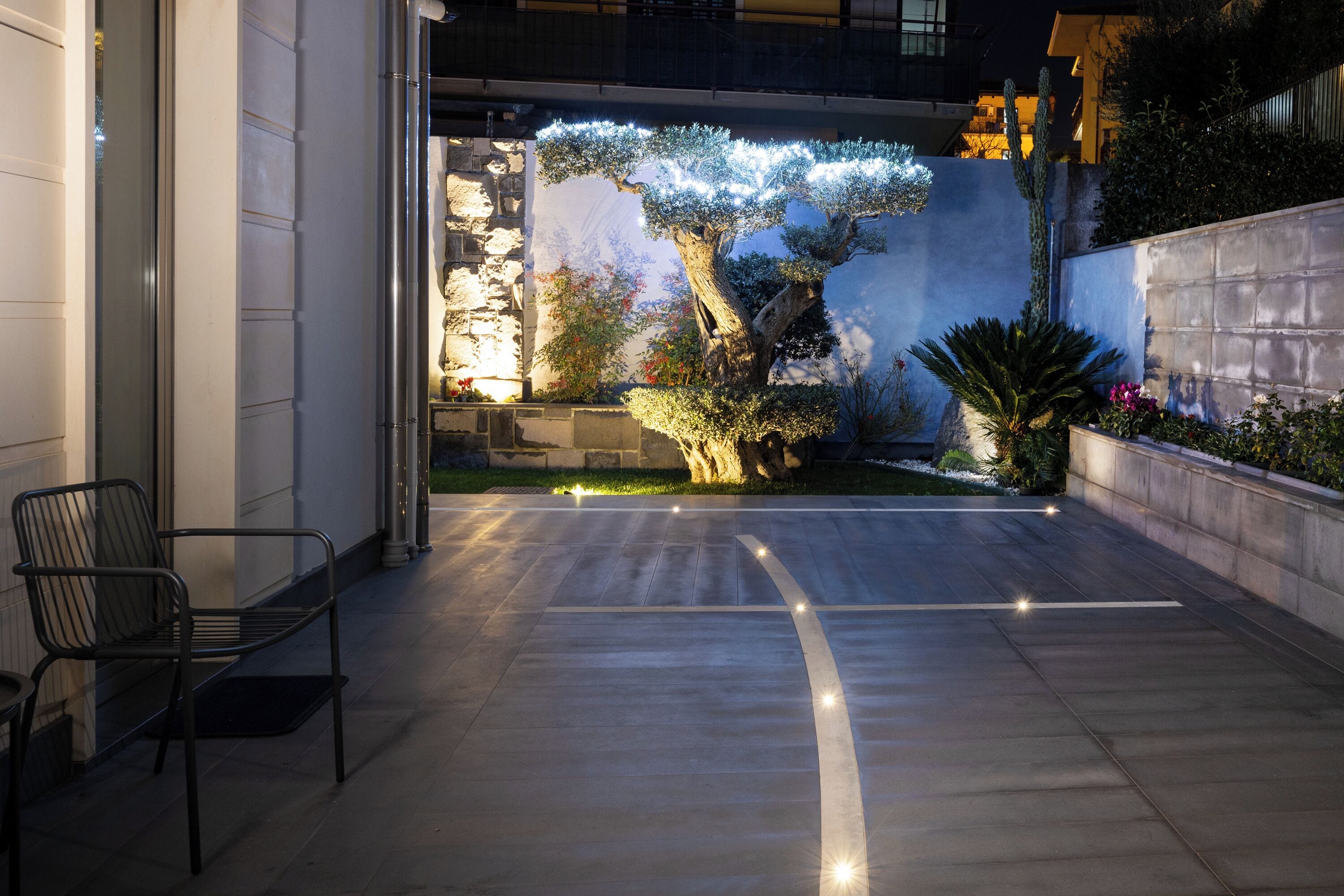 Deluxe Room, 1 Bedroom, Courtyard View | Terrace/patio