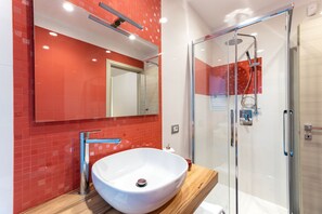 Deluxe-Zimmer, 1 Schlafzimmer, Blick auf den Innenhof | Badezimmer | Kostenlose Toilettenartikel, Haartrockner, Bidet, Handtücher