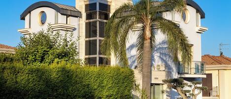 Vista frontal de la propiedad