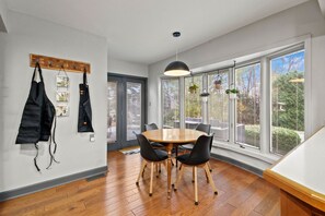 Dining - Sleeps 18 w/Game Room, 9 min to Geneva Strip, 7 min to Harbor District/Wineries (Ashtabula)