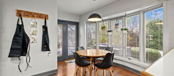 Sleeps 18 w/Game Room, 9 min to Geneva Strip, 7 min to Harbor District/Wineries