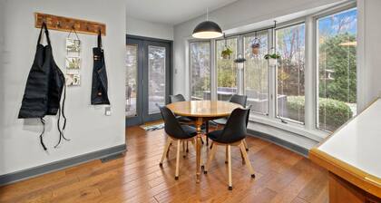 Sleeps 18 w/Game Room, 9 min to Geneva Strip, 7 min to Harbor District/Wineries