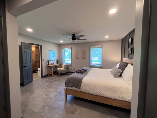 7 bedrooms, iron/ironing board, free WiFi, bed sheets - Sleeps 18 w/Game Room, 9 min to Geneva Strip, 7 min to Harbor District/Wineries (Ashtabula)