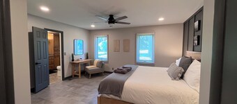 Sleeps 18 w/Game Room, 9 min to Geneva Strip, 7 min to Harbor District/Wineries