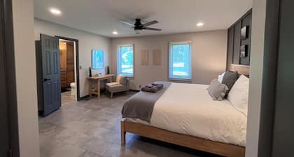 Sleeps 18 w/Game Room, 9 min to Geneva Strip, 7 min to Harbor District/Wineries