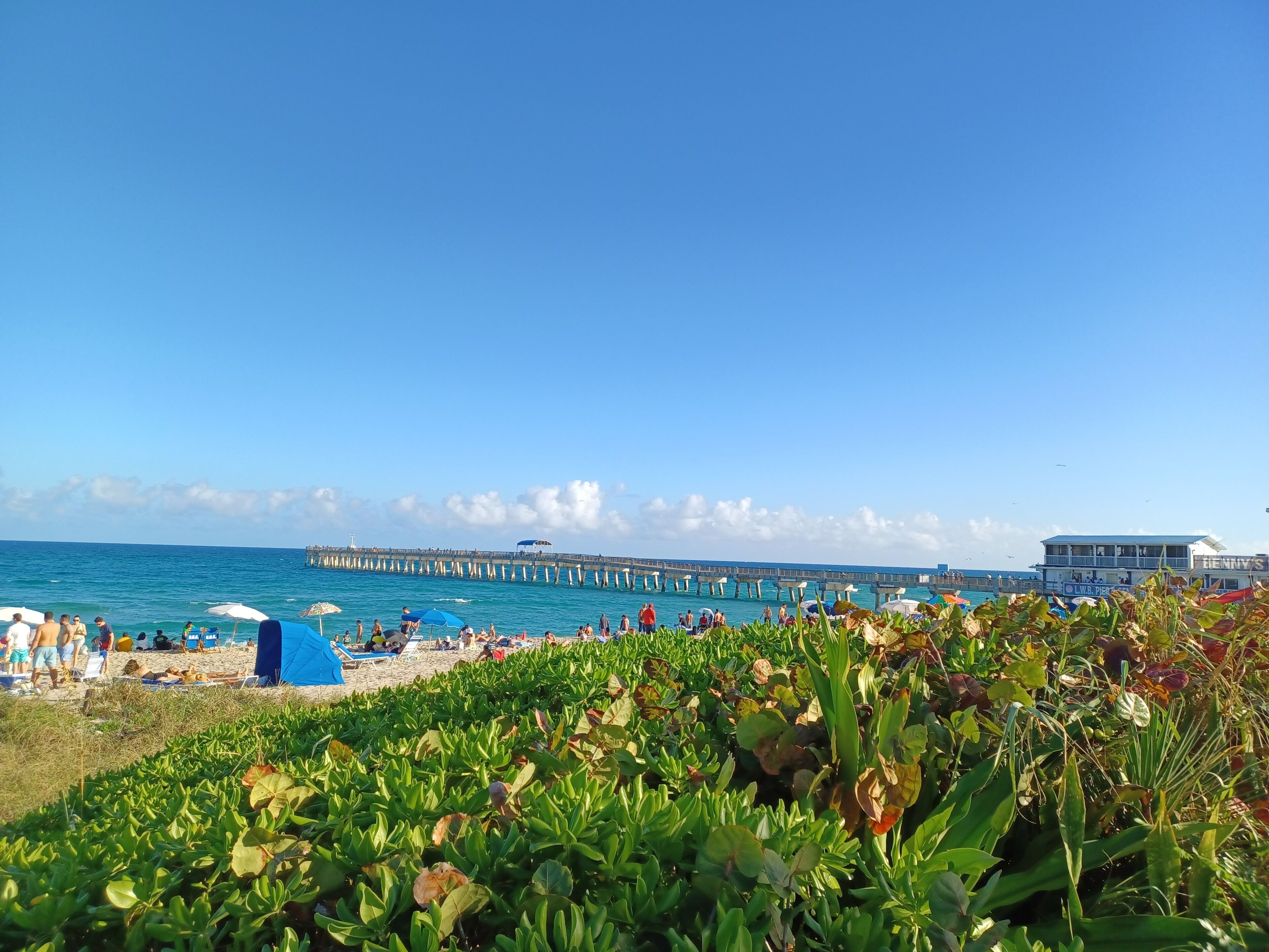 Beach nearby, sun loungers, beach towels