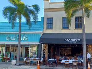 Outdoor dining - Seashells Cottage (Lake Worth Beach)