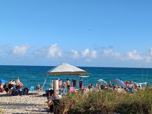 Beach nearby, sun loungers, beach towels - Seashells Cottage (Lake Worth Beach)