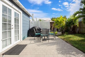 Outdoor dining - Seashells Cottage (Lake Worth Beach)