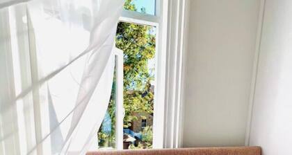 Spacious 6 double-bed rooms C2C Southend