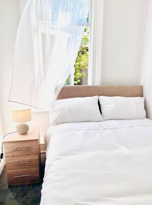 Comfort Double Room | Individually decorated, individually furnished, laptop workspace - Spacious 6 double-bed rooms C2C Southend (Southend-on-Sea)