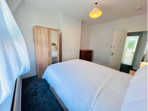 Comfort Double Room | Individually decorated, individually furnished, laptop workspace - Spacious 6 double-bed rooms C2C Southend (Southend-on-Sea)