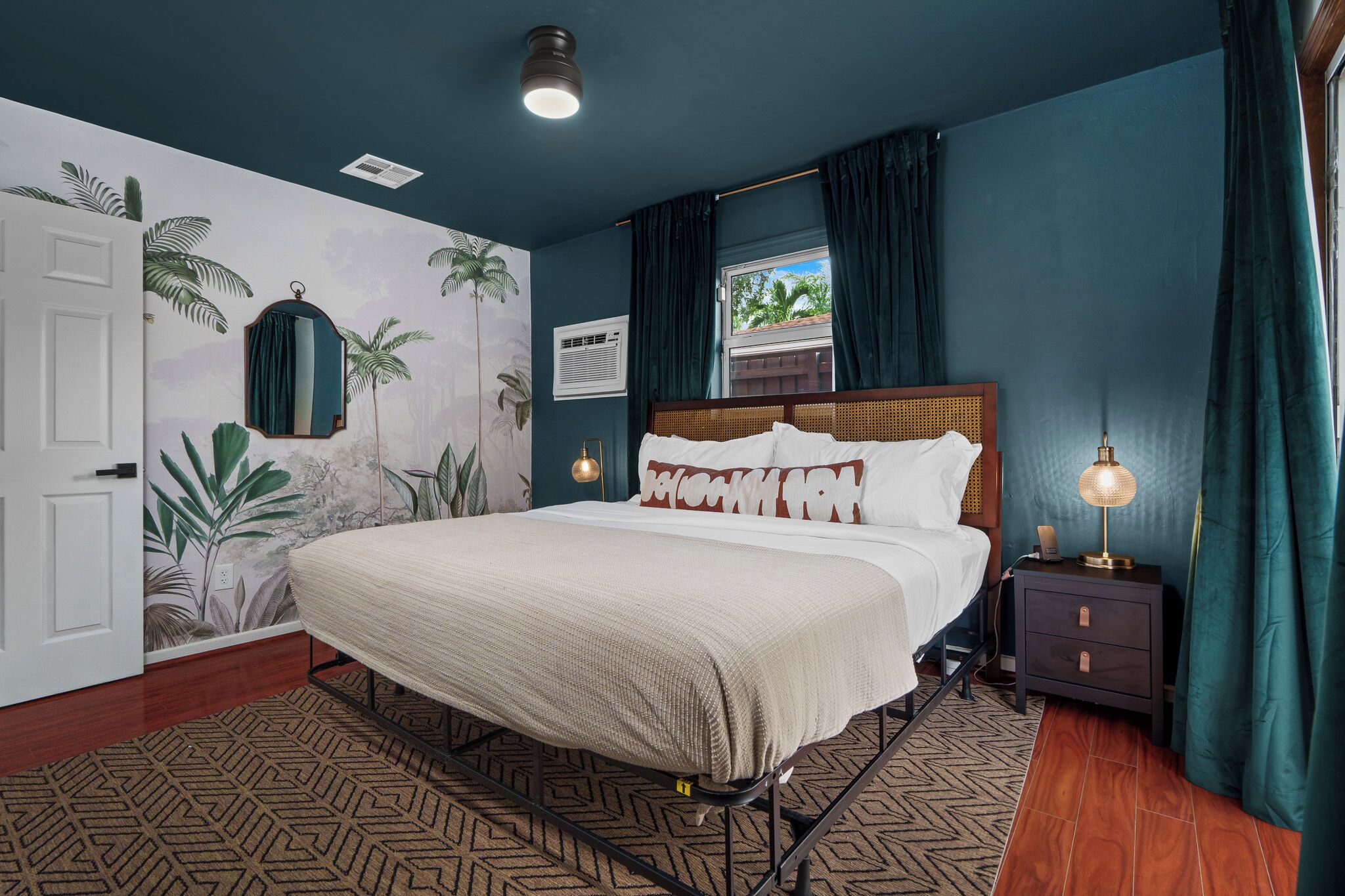 4 bedrooms, desk, iron/ironing board, travel crib