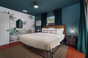 4 habitaciones, escritorio y tabla de planchar con plancha 