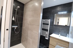 Bruser, hårtørrer, håndklæder, Sæbe