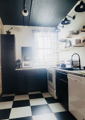 Fridge, microwave, oven, stovetop - Newly renovated apartment in historic downtown Manchester (Manchester)