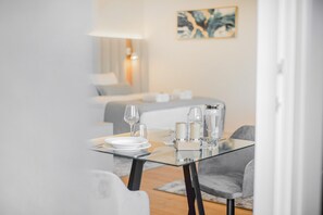 Deluxe Studio with Balcony | Spiseområde på rommet