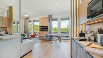 City studio | Een bureau, een laptopwerkplek, verduisterende gordijnen