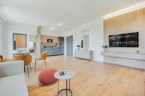 Penthouse Suite with balcony and terrace. | Living area | 50-inch Smart TV with digital channels, TV, Netflix - BRIGHT - Rosenheim Aicherpark (Rosenheim)