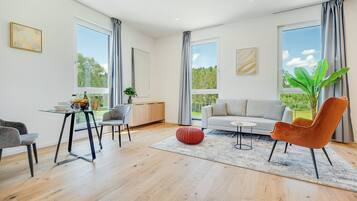 Premium Studio | Una scrivania, postazione laptop, tende oscuranti, insonorizzazione