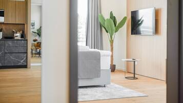 Penthouse Suite with balcony and terrace. | Bureau, espace de travail pour ordinateur portable, rideaux occultants