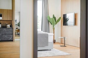 Escritorio, espacio para trabajar con laptop y cortinas blackout 