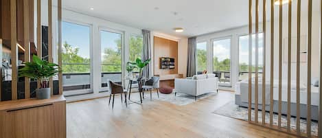 Premium Studio with Terrace. | 1 phòng ngủ, bàn, khu vực làm việc phù hợp cho laptop, màn/rèm cản sáng