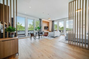 Escritorio, espacio para trabajar con laptop y cortinas blackout 