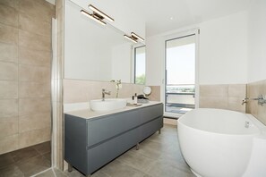 Penthouse Suite with balcony and terrace. | Baño | Artículos de higiene personal gratuitos y secador de pelo