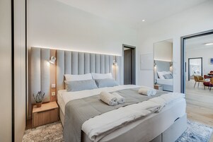 Escritorio, espacio para trabajar con laptop y cortinas blackout 