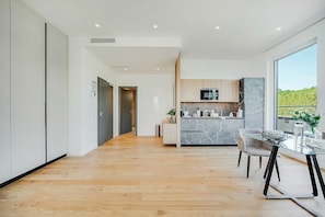 Premium Studio with Terrace. | Private kitchen | Full-size fridge, microwave, dishwasher, coffee/tea maker - BRIGHT - Rosenheim Aicherpark (Rosenheim)